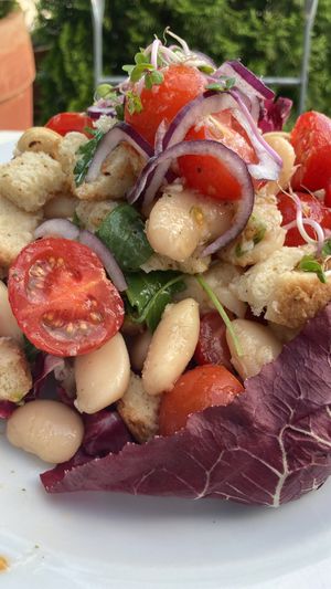 Bread and bean salad with red onions and cherry tomatoes at Bruno's Pizza in Leopoldshafen