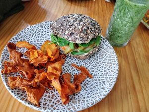 Hummus, avocado, and caramelised onion sandwich w/ sweet potato crisps + kale smoothie at Feria 83 in Sevilla