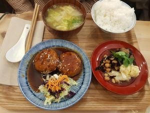 Lentil patties in teriyaki at La Branqueta in Barcelona