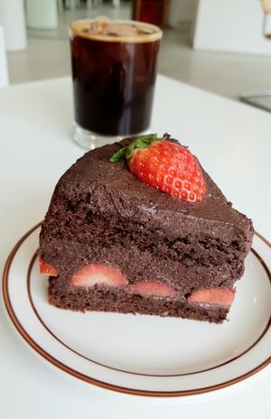 Strawberry chocolate cake 생딸기초코케이크 at Omu Omu - 오무오무 in Goyang