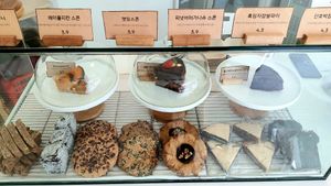 display of vegan desserts at Omu Omu - 오무오무 in Goyang