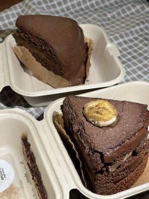 New cakes - Earl gray cake(left) and chocolate banana cake(right). Both are pretty moist and delicious  at Omu Omu - 오무오무 in Goyang