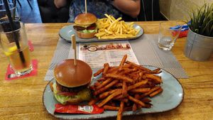 Veganer Burger mit Süßkartoffelpommes; nicht-vegan im Hintergrund at Ben's Burgerbar in Heidelberg