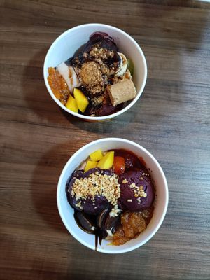 Went there for the Plant Based Treaty 100 Cafe program, they have many plant-based options (8 acai flavors, nuts, fruits, syrups, chocolate sauce). Hope they go 100% plant based. at Açaí da Barra in Sao Paulo
