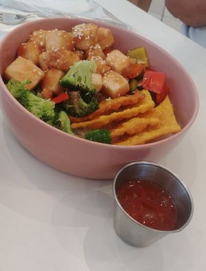 Tofu Sweet & Sour Bowl: sweet & sour tofu with sesame seeds (ajonjoli), Jasmine rice, broccoli, red bell peppers & other veggies, wanton & sweet & sour sauce at Kitchen in Panama City