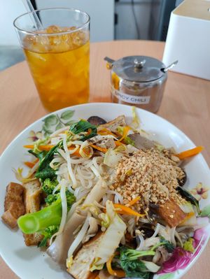 Fried noodles at Bún Huế Cafe in Central Singapore