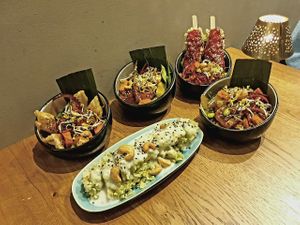 Lecker, aber zu viel Soße in jedem Gericht. Crispy Tofu war besonders lecker und spicy at Vegan House - Schillerplatz in Dresden