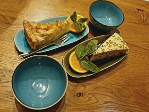 ich mochte den Bananenkuchen mehr als den Apfelkuchen. at Vegan House - Schillerplatz in Dresden