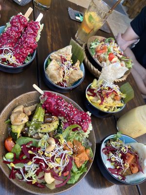 Green curry bowl, Vegan bowl, green tofu sticks, wantan, -taste of bali und vegan burger waren nicht so nice-  at Vegan House - Schillerplatz in Dresden