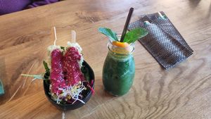 Tofu Spieße mit Green Rice flakes und Green Detox smoothie at Vegan House - Schillerplatz in Dresden
