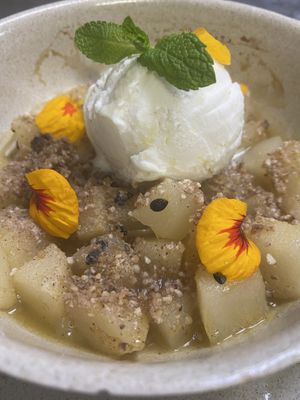Crumble de Pera e Maracujá c/ gelado de baunilha e gengibre at O Finalmente in Manta Rota