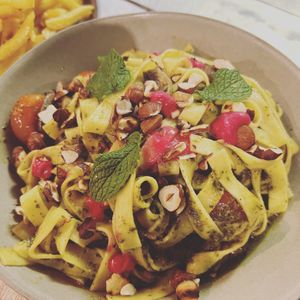 Tagliatelle, pesto, tomate confitado e frutos secos  at O Finalmente in Manta Rota