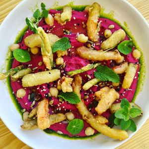 Tempura de Vegetais e hummus de beterraba  at O Finalmente in Manta Rota