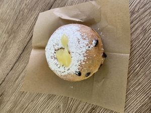 Bombolone con gocce di cioccolato ripieno di crema pasticcera  at Vegustibus in Rome