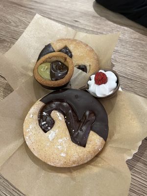 Chocolate biscuits, chocolate & pistachio cup, chocolate cream cup  at Vegustibus in Rome