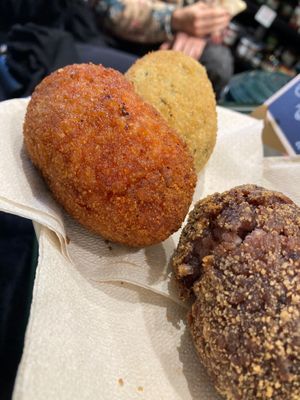 Supply: classic, with tomato sauce and vegan mozzarella; radicchio and vegan gorgonzola; courgettes, lemon and mint at Vegustibus in Rome