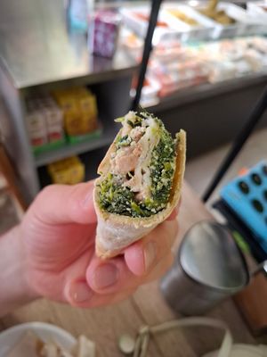 Pinsa arrotolata con ricotta, spinaci e prosciutto veg at Vegustibus in Rome