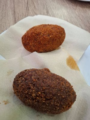 Supplì alla parmigiana e supplì con formaggio blu e noci at Vegustibus in Rome