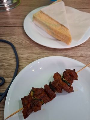 Tramezzino con pollo felice e spiedino saporito at Vegustibus in Rome