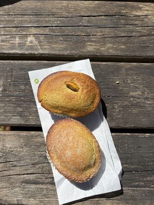 Pasticciotti alla crema ed al pistacchio   at Bar Pasticceria Martinucci Laboratory in Alberobello