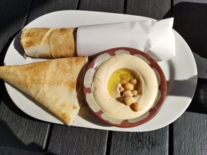Hummus und Falafel Rollo at Tayibat in Muenster