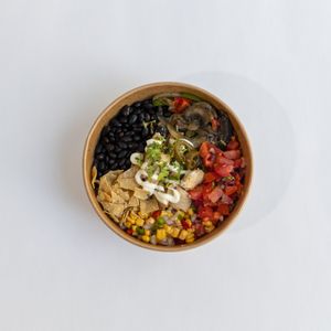bowl de Heura con, arroz integral, pico de gallo, frijoles, maiz con pimientos y verduras salteadas at Janari in Ciudad Real