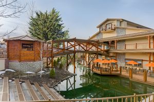 Outdoor dining available at Stillwells Restaurant in Big Bear Lake