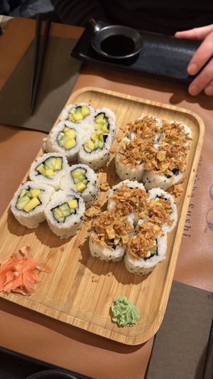 In/out komkommer mango sushi en crispy veggie sushi  at Marpha Sushi & Nepali Kitchen in Bruges