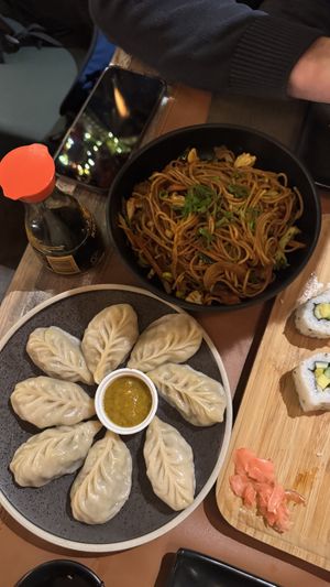 Momo steam veggie en veggie noodles   at Marpha Sushi & Nepali Kitchen in Bruges