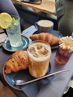 Elderflower soda, Caffe Latte with a croissant (vegan), Iced Oat Caramel Macchiato and a vegan chocolate croissant at Café Bota in Tubingen