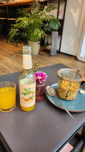 Bulgursalat und Mandarinenlimonade at Café Bota in Tubingen