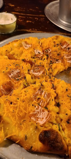 Mac n cheese pizza at Pi Vegan Pizzeria in Seattle