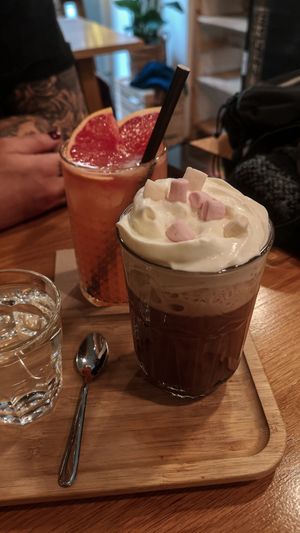 Hit chocolate and mini marshmallows. Grapefruit lemonade in the background at Share Sweet and Espresso Bar in Prague