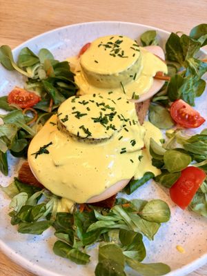 Egg Benedict mit Tofu  at Share Sweet and Espresso Bar in Prague