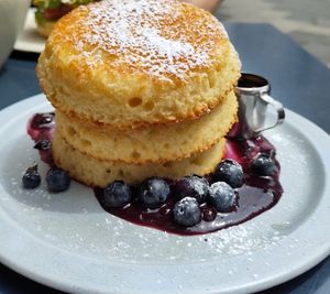 Pancakes mit Ahornsirup und Blaubeeren at Snocks Coffee in Mannheim