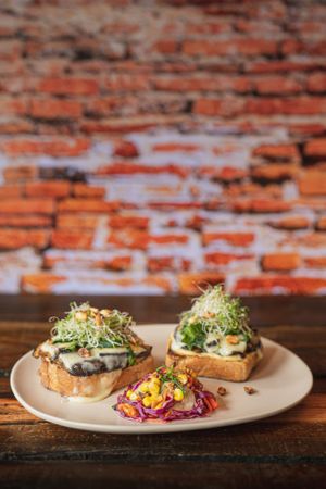 Berenjena con Mermelada de Higo - Berenjena asada con hierbas italianas, en una rebanada de pan de caja orgánico de semillas y masa madre, con base de hummus, y mermelada de higo. at Molletería Central in Valle De Bravo