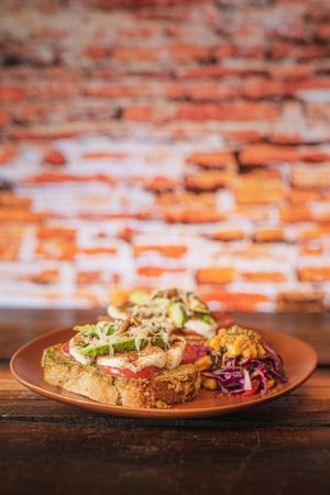 Caprese - Rebanada de pan de caja orgánico de semillas elaborado con masa madre, base de pesto untado, jitomate fresco, queso mozzarella gratinado y aderezado con vinagreta.  at Molletería Central in Valle De Bravo