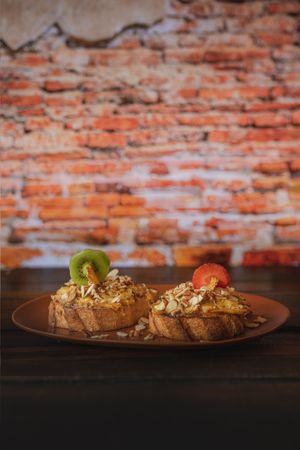 Strudel de Manzana - Manzanas preparadas con canela saigon sobre una rebanada de pan de caja orgánico, servidas sobre mermelada de durazno, coronadas con nuez y almendra.  at Molletería Central in Valle De Bravo