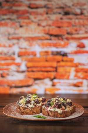 Moras  - un pan de caja orgánico con una base de mermelada de zarzamora artesanal, decorado con moras, nuez picada, hierbabuena y azúcar glass. Hay una version vegetariana tambi at Molletería Central in Valle De Bravo