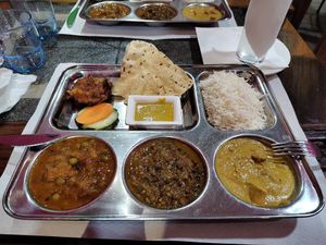 Thai mix, arroz basmati, tofu al curry, lentejas y guisado de chícharos. Delicioso! Es parte del menú del día. at Vegan Mount in Barcelona