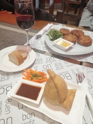 Pakora and samosa at Vegan Mount in Barcelona