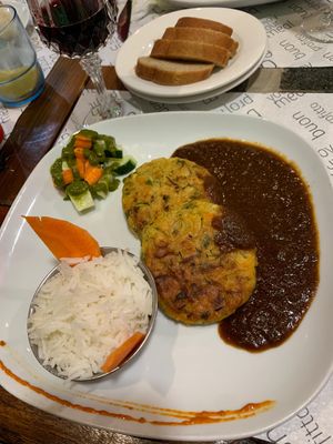 Hamburguesa de calabacín con arroz y salsa at Vegan Mount in Barcelona