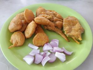 Mixed bhajiyas at The Green House in Ahmedabad
