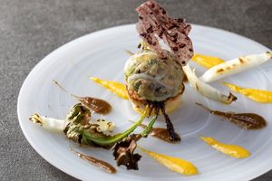 Vegan Launch
「SENDAI TRADITIONAL」
Wrapped SENDAI Chinese cabbage and TAGAJYO ancient rice「SHIRONOMURASAKI」
with white sesami and mikan orange sauce at Symphony in Sendai