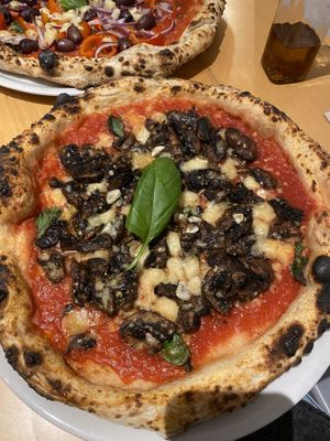 Marinara with vegan cheese and mushrooms  at Pizzeria Lume in Funchal