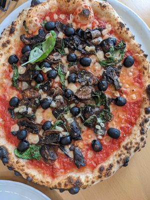 Pizza marguarita avec extra fauxmage, olives, champignons at Pizzeria Lume in Funchal