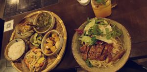 Udon-Nudeln mit Seitan Ente und gemischte vegane Platte at Vegang - P-Berg in Berlin