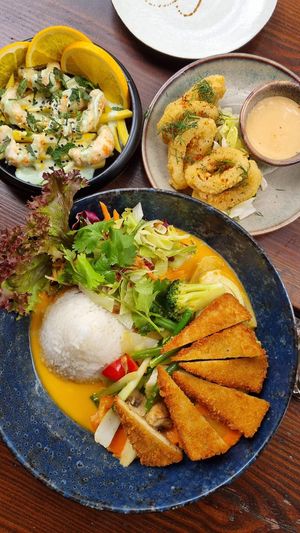 Crispy duck with peanut sauce, squids and shrimps at Vegang - P-Berg in Berlin