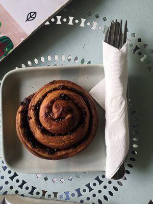 Cinnamon roll (vegan) at Greenr Cafe in New Delhi