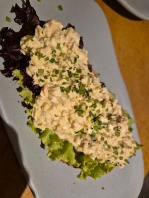 Tofu scramble toast at Greenr Cafe in New Delhi